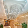 Candelabro de cristal moderno no lobby de hotel